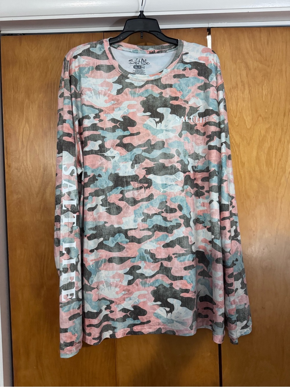 Salt Life Men’s Long-Sleeve Camo UPF Sun Tee in Salmon, Gray & Light Blue